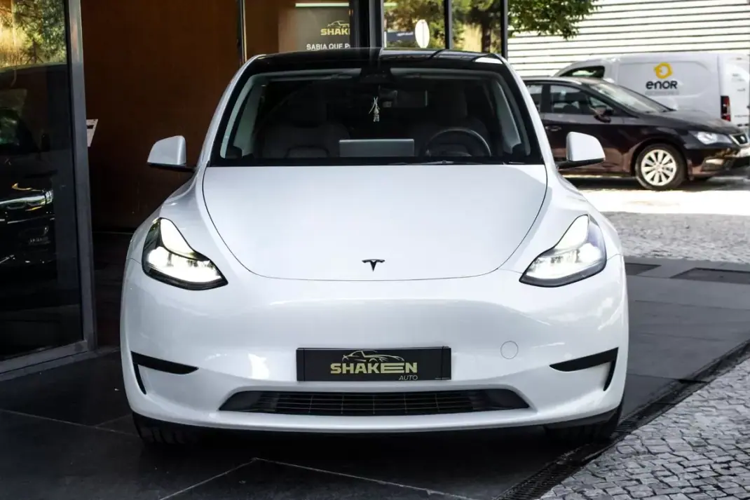 Tesla Model Y 2023 - 37900 EUR, 74250 km - 74250km - foto 7 de 40
