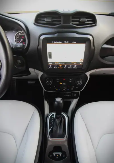 Jeep Renegade 2018 - 14990 EUR, 116000 km - AUTO.MOTO.pt - 116000km - foto 20 de 36