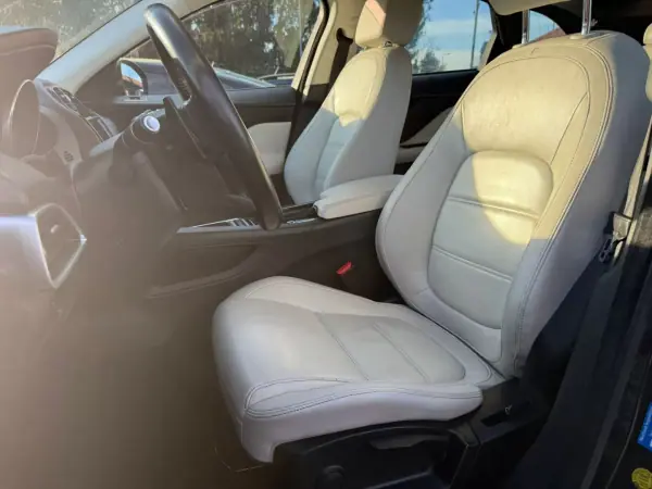 Jaguar F-Pace 2017 - 24900 EUR, 184000 km - AUTO.MOTO.pt - 184000km - foto 17 de 19