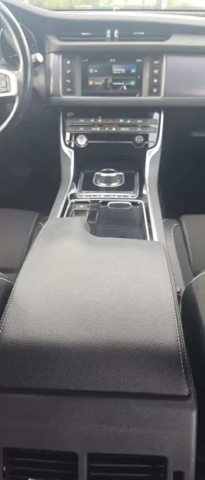 Jaguar XF Sportbrake 2017 - 19750 EUR, 195000 km - AUTO.MOTO.pt - 195000km - foto 23 de 24