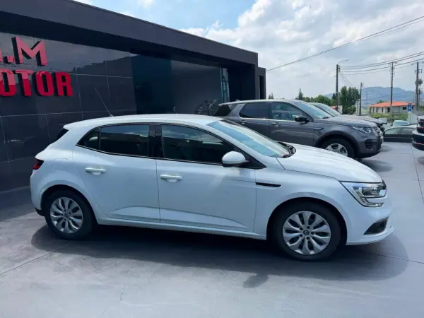Renault Mégane 2018 - 15500 EUR, 146000 km - AUTO.MOTO.pt - 146000km - foto 2 de 11