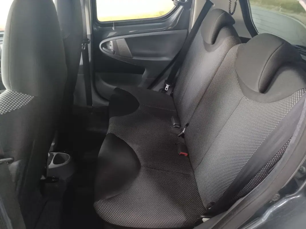 Toyota Aygo 2011 - 6790 EUR, 110561 km - AUTO.MOTO.pt - 110561km - foto 22 de 33