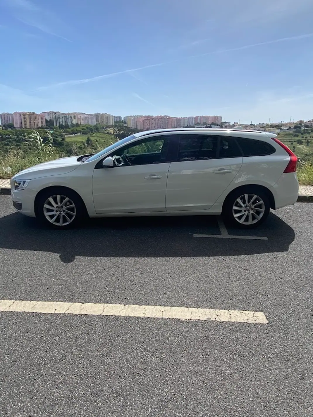 Volvo V60 2015 - 9500 EUR, 206100 km - AUTO.MOTO.pt - 206100km - foto 1 de 14