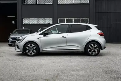 Renault Clio 2021 - 12999 EUR, 105800 km - AUTO.MOTO.pt - 105800km - foto 3 de 24