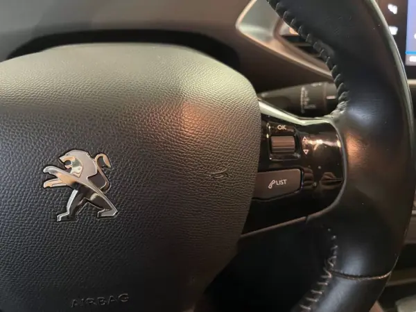 Peugeot 308 2019 - 11250 EUR, 107000 km - AUTO.MOTO.pt - 107000km - foto 18 de 27