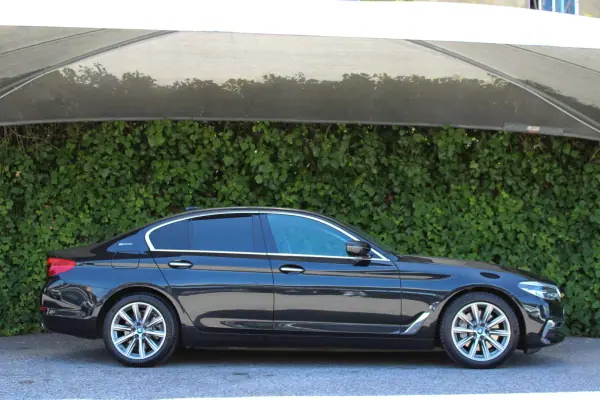 BMW 530e 2018 - 23900 EUR, 145900 km - AUTO.MOTO.pt - 145900km - foto 5 de 18