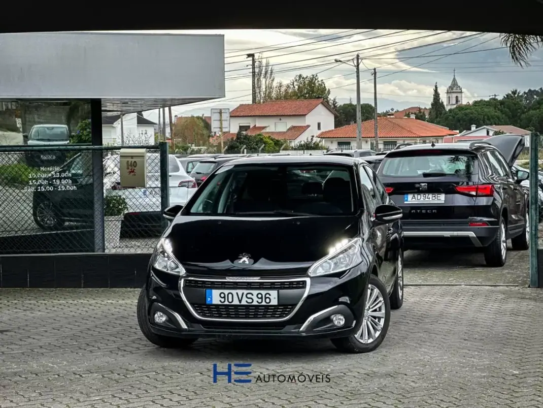 Peugeot 208 2018 - 11690 EUR, 118000 km - AUTO.MOTO.pt - 118000km - foto 1 de 12