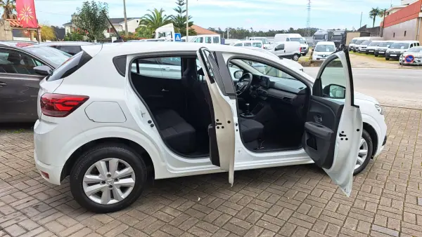 Dacia Sandero 2021 - 12900 EUR, 82644 km - AUTO.MOTO.pt - 82644km - foto 7 de 29