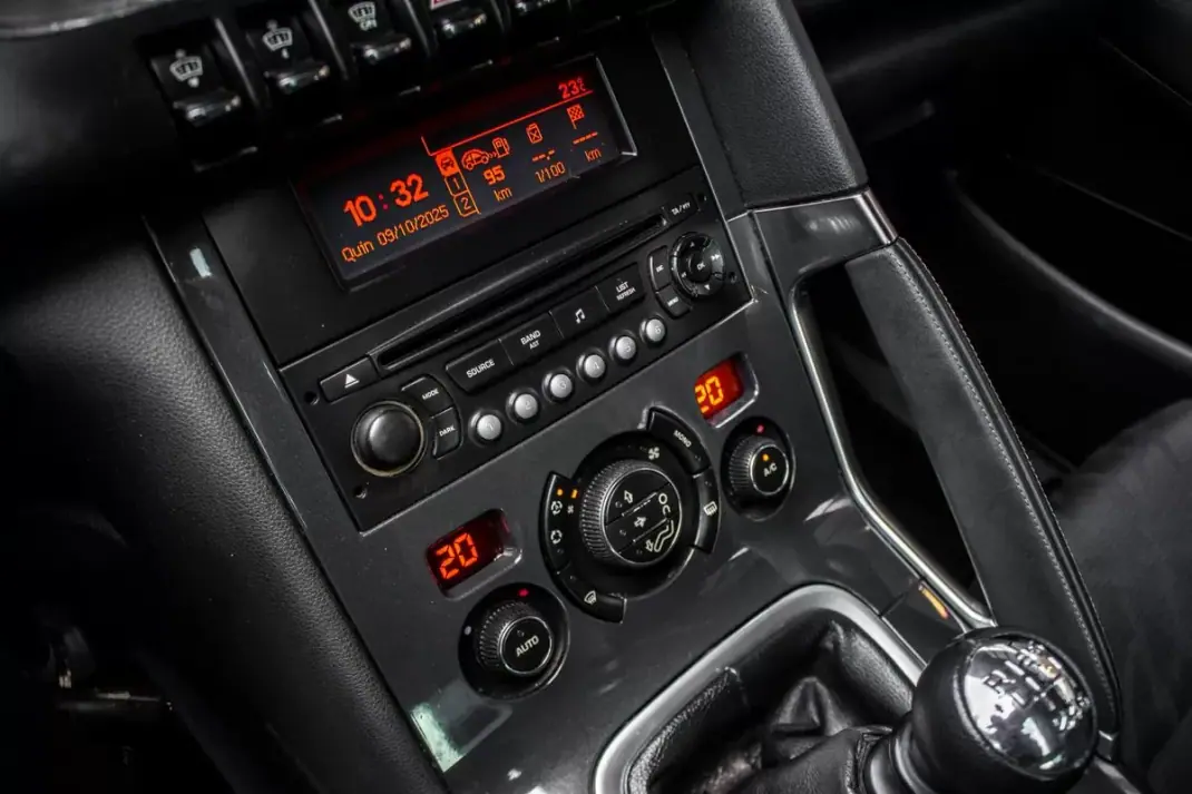 Peugeot 3008 2010 - 7490 EUR, 200623 km - AUTO.MOTO.pt - 200623km - foto 20 de 36