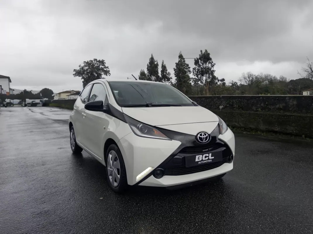 Toyota Aygo 2018 - 9990 EUR, 90000 km - AUTO.MOTO.pt - 90000km - foto 1 de 28