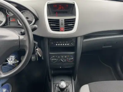 Peugeot 207 2009 - 5990 EUR, 180168 km - AUTO.MOTO.pt - 180168km - foto 13 de 17