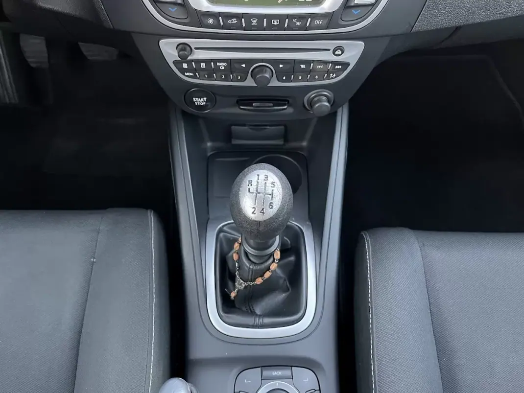 Renault Mégane 2011 - 6750 EUR, 234000 km - AUTO.MOTO.pt - 234000km - foto 19 de 34