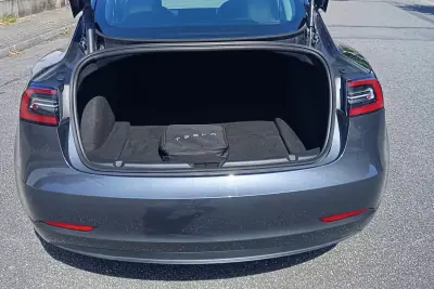 Tesla Model 3 2022 - 26990 EUR, 99900 km - AUTO.MOTO.pt - 99900km - foto 9 de 16
