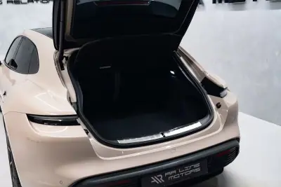 Porsche Taycan Sport Turismo 2023 - 76950 EUR, 24000 km - AUTO.MOTO.pt - 24000km - foto 13 de 60