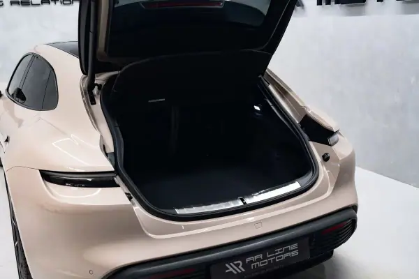 Porsche Taycan Sport Turismo 2023 - 76950 EUR, 24000 km - AUTO.MOTO.pt - 24000km - foto 13 de 60