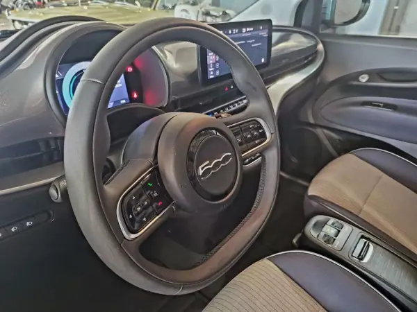 Fiat 500e C 2022 - 28990 EUR, 7468 km - AUTO.MOTO.pt - 7468km - foto 28 de 54