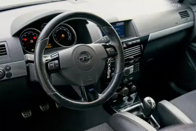 Opel Astra GTC 2007 - 15990 EUR, 149500 km - AUTO.MOTO.pt - 149500km - foto 19 de 22