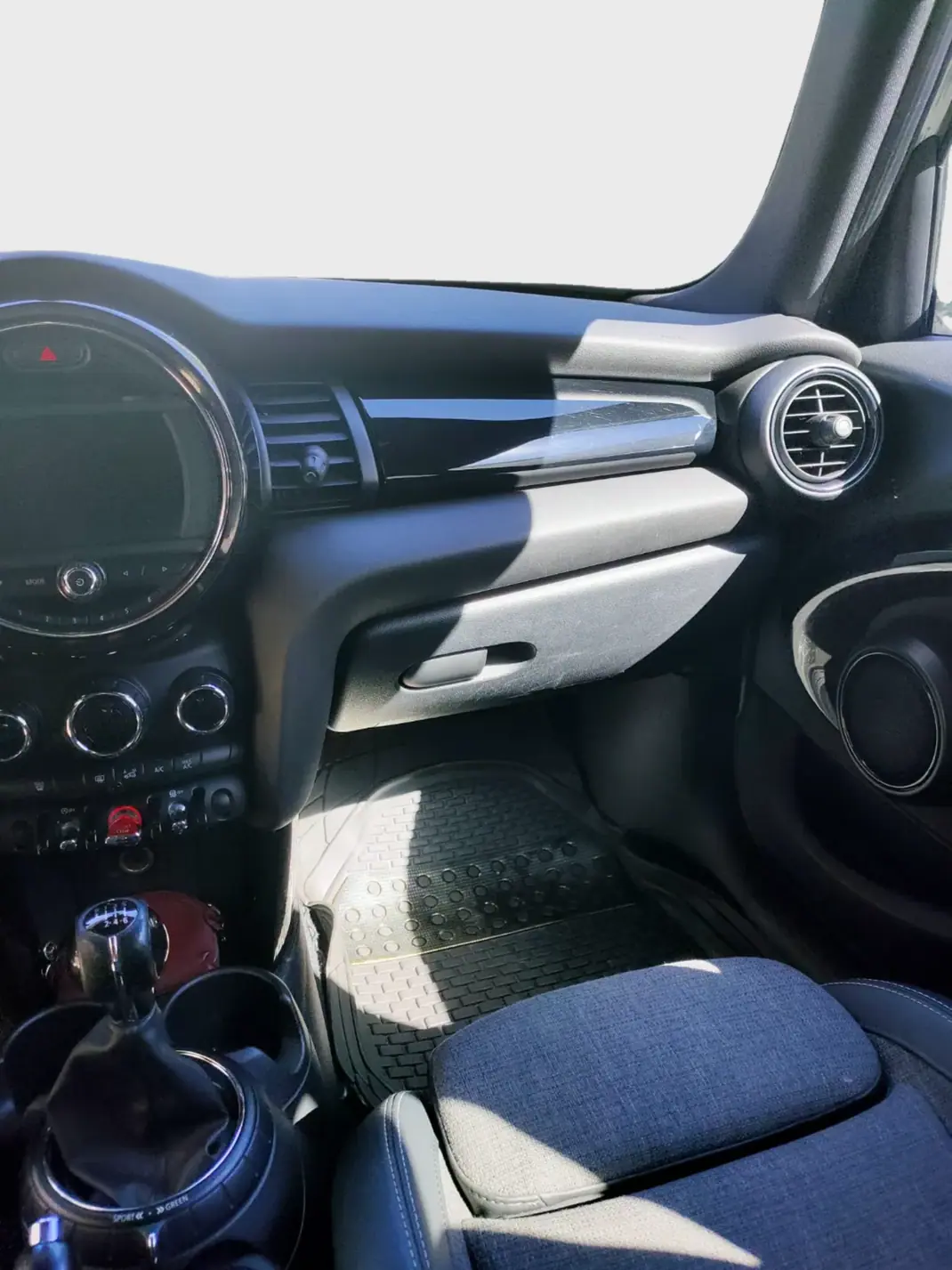 MINI 5 Portas 2016 - 15500 EUR, 184000 km - AUTO.MOTO.pt - 184000km - foto 6 de 6