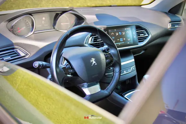 Peugeot 308 2018 - 11900 EUR, 90000 km - 90000km - foto 6 de 29