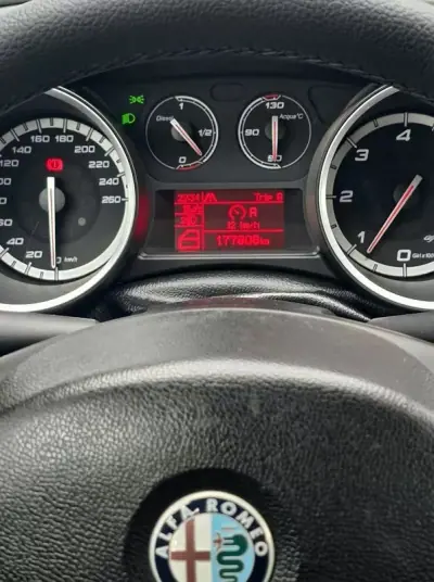 Alfa Romeo Giulietta 2011 - 9990 EUR, 177008 km - AUTO.MOTO.pt - 177008km - foto 9 de 18