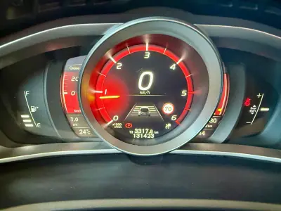 Volvo V40 2017 - 17490 EUR, 131420 km - AUTO.MOTO.pt - 131420km - foto 15 de 21