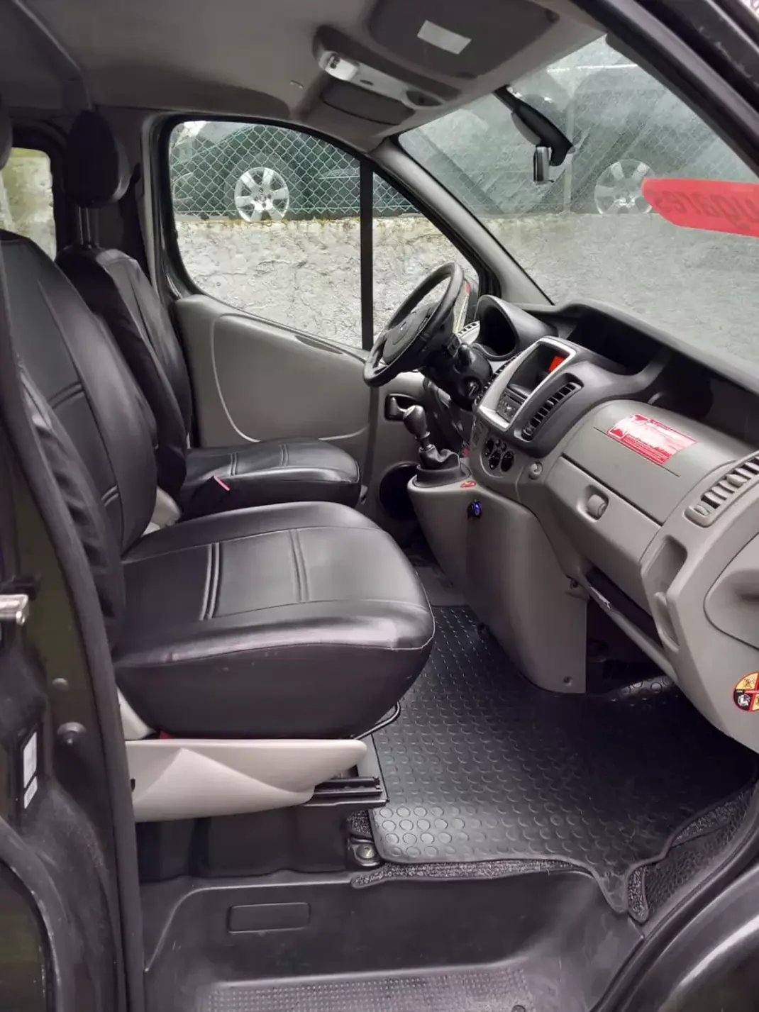 Renault Trafic 2014 - 14000 EUR, 329000 km - AUTO.MOTO.pt - 329000km - foto 18 de 25