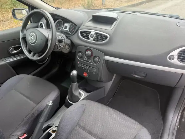 Renault Clio 2006 - 4500 EUR, 148000 km - AUTO.MOTO.pt - 148000km - foto 13 de 27