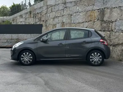 Peugeot 208 2015 - 7990 EUR, 73000 km - AUTO.MOTO.pt - 73000km - foto 7 de 51