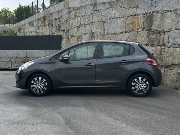 Peugeot 208 2015 - 7990 EUR, 73000 km - AUTO.MOTO.pt - 73000km - foto 7 de 51
