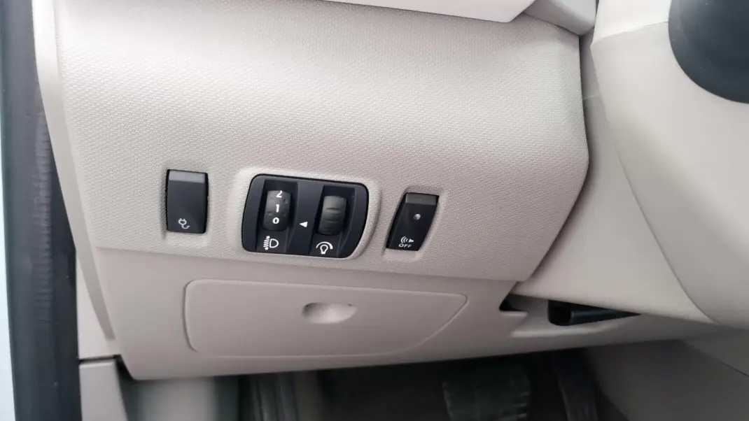 Renault Zoe 2019 - 12500 EUR, 70000 km - AUTO.MOTO.pt - 70000km - foto 23 de 28