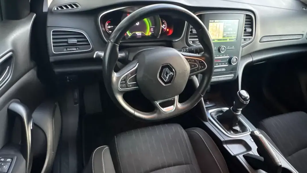 Renault Mégane Sport Tourer 2019 - 13400 EUR, 94500 km - AUTO.MOTO.pt - 94500km - foto 9 de 12