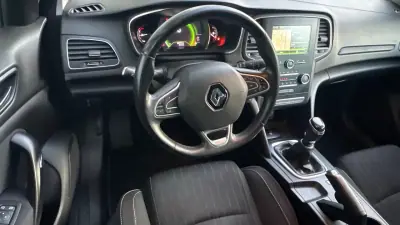 Renault Mégane Sport Tourer 2019 - 13400 EUR, 94500 km - AUTO.MOTO.pt - 94500km - foto 9 de 12
