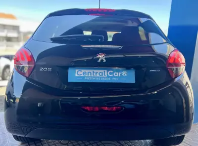 Peugeot 208 2017 - 9950 EUR, 147000 km - AUTO.MOTO.pt - 147000km - foto 9 de 24
