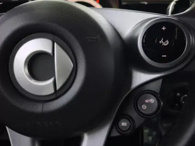 Smart ForTwo Coupé 2018 - 13450 EUR, 110509 km - AUTO.MOTO.pt - 110509km - foto 23 de 33