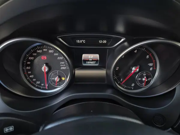 Mercedes-Benz CLA 180 2016 - 16990 EUR, 169000 km - AUTO.MOTO.pt - 169000km - foto 26 de 33