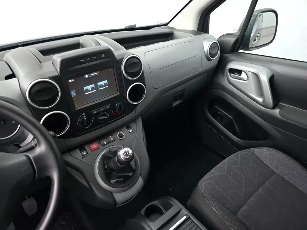 Peugeot Partner 2017 - 12490 EUR, 129000 km - AUTO.MOTO.pt - 129000km - foto 14 de 27