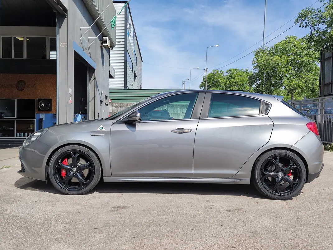 Alfa Romeo Giulietta 2013 - 17000 EUR, 107500 km - AUTO.MOTO.pt - 107500km - foto 2 de 10