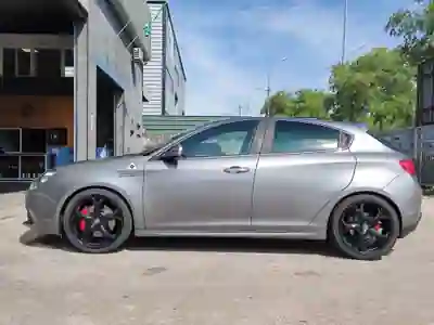 Alfa Romeo Giulietta 2013 - 17000 EUR, 107500 km - AUTO.MOTO.pt - 107500km - foto 2 de 10