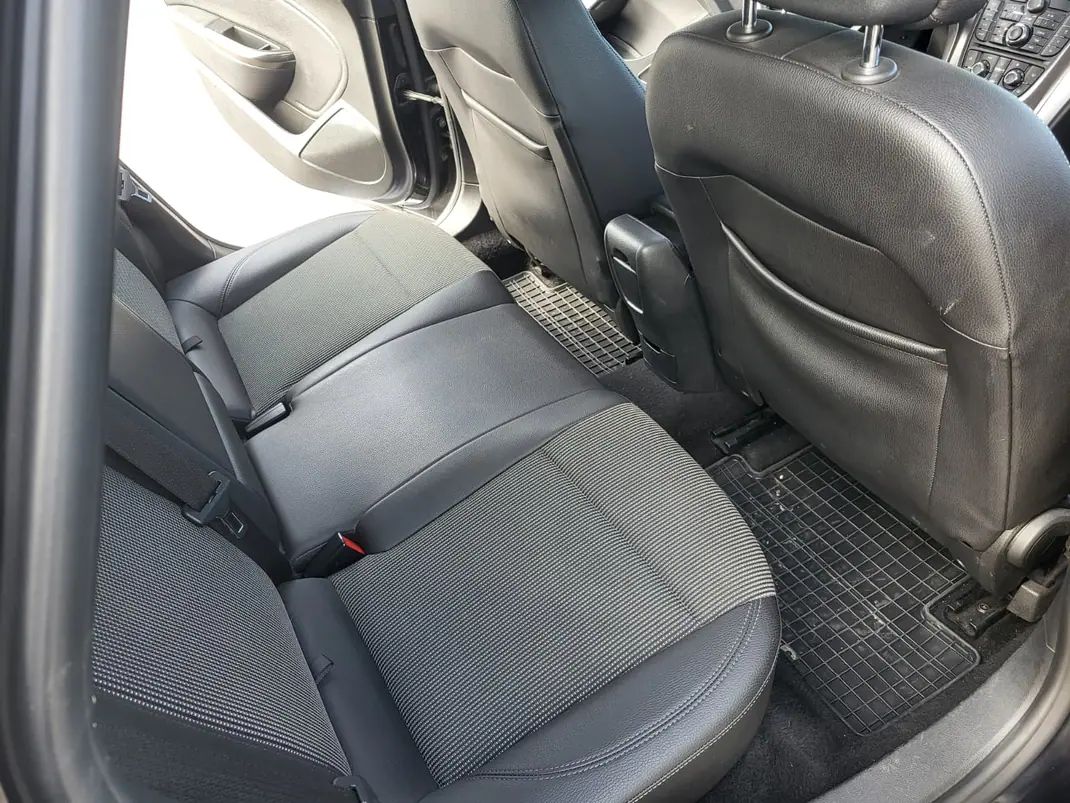 Opel Astra Sports Tourer 2011 - 6599 EUR, 190000 km - AUTO.MOTO.pt - 190000km - foto 13 de 14