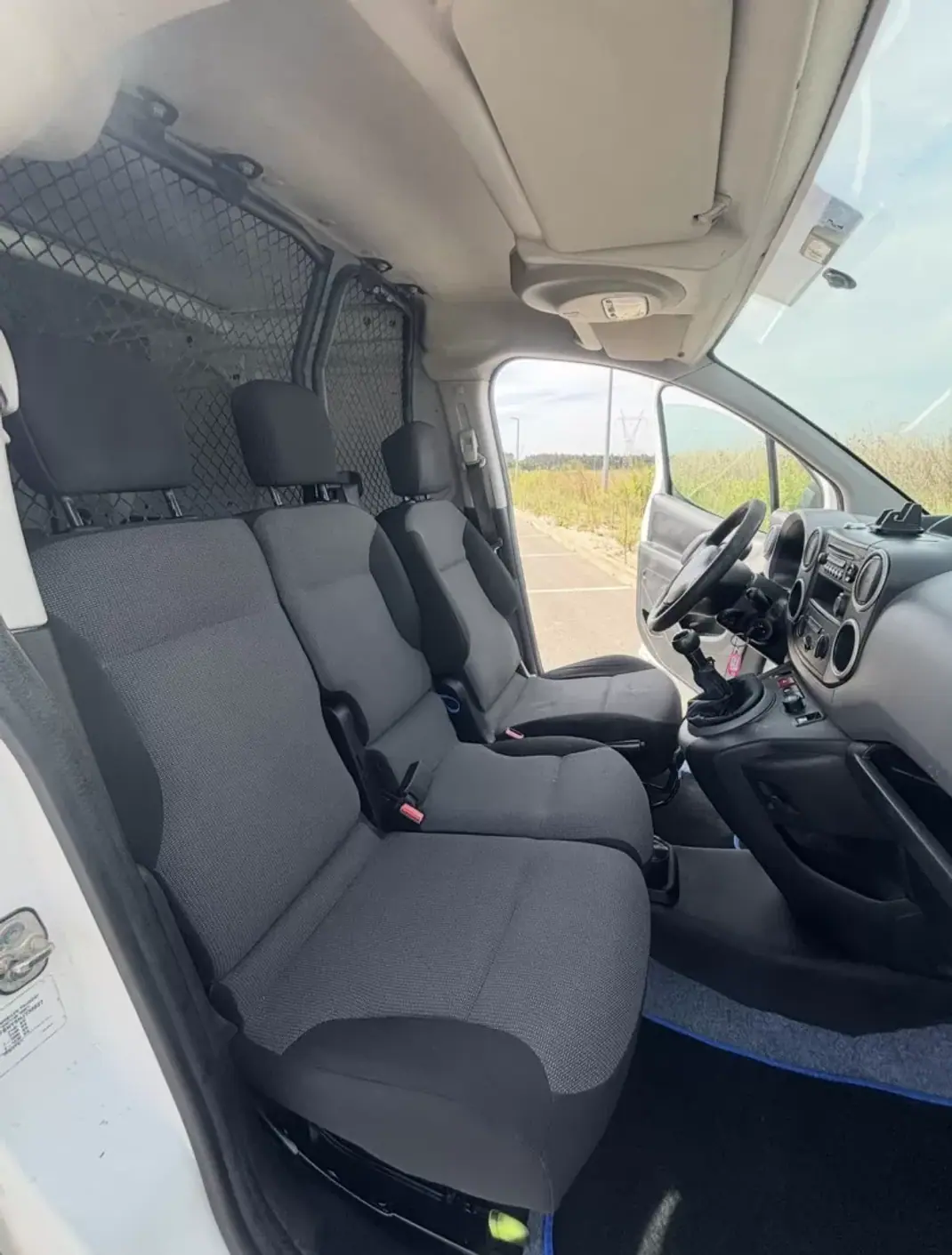 Peugeot Partner 2015 - 8900 EUR, 229000 km - AUTO.MOTO.pt - 229000km - foto 4 de 7