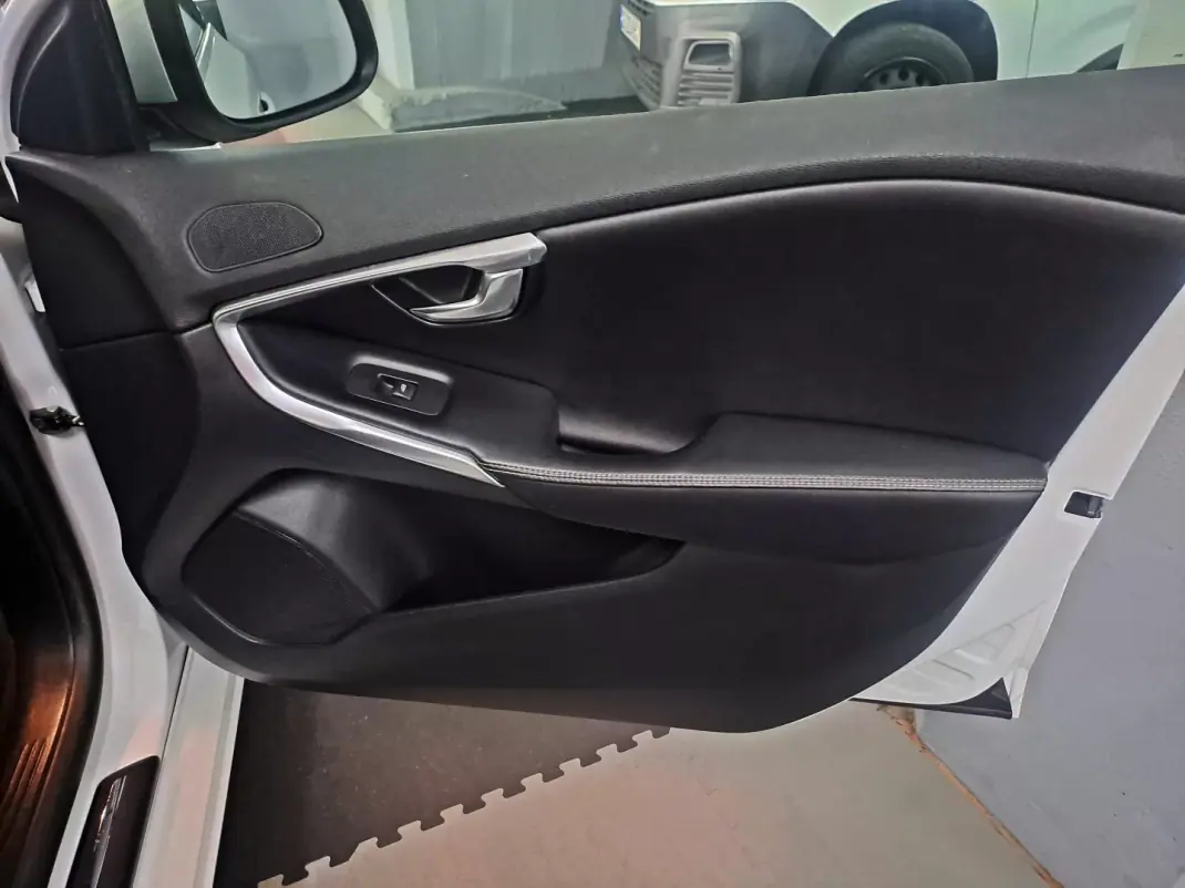 Volvo V40 2015 - 12990 EUR, 179950 km - AUTO.MOTO.pt - 179950km - foto 26 de 29