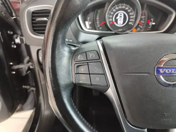 Volvo V40 Cross Country 2014 - 8150 EUR, 211000 km - AUTO.MOTO.pt - 211000km - foto 26 de 35