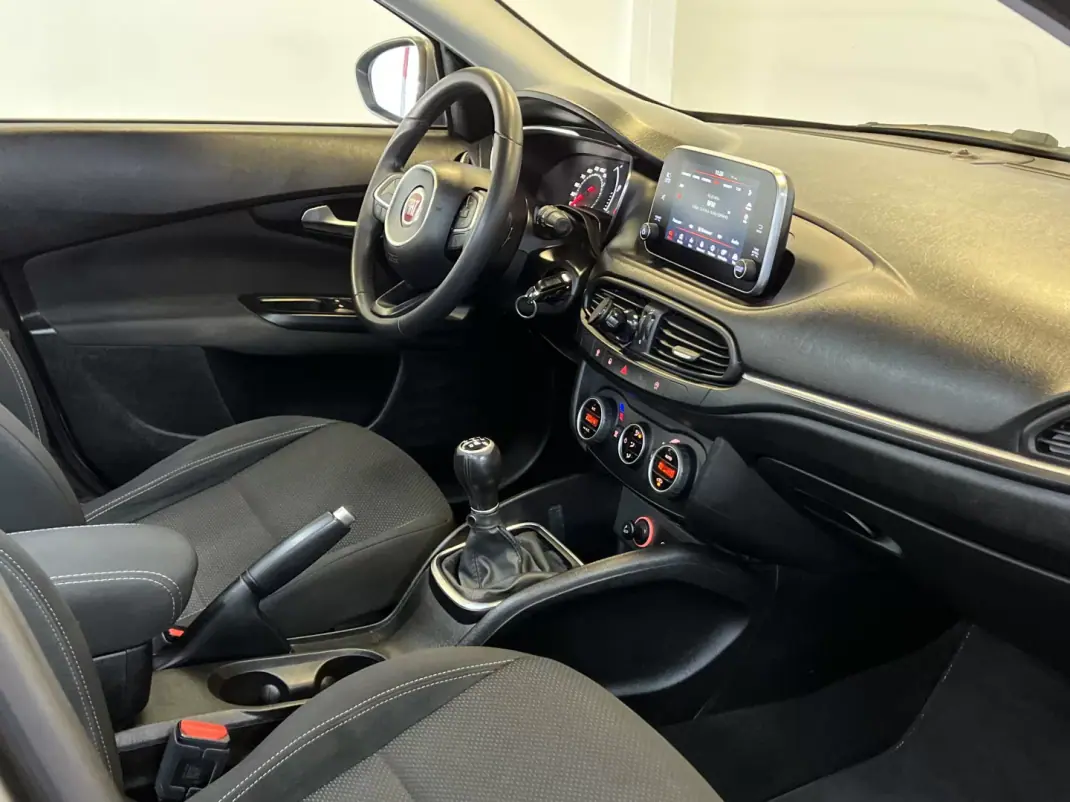 Fiat Tipo Station Wagon 2017 - 9490 EUR, 120000 km - AUTO.MOTO.pt - 120000km - foto 17 de 30