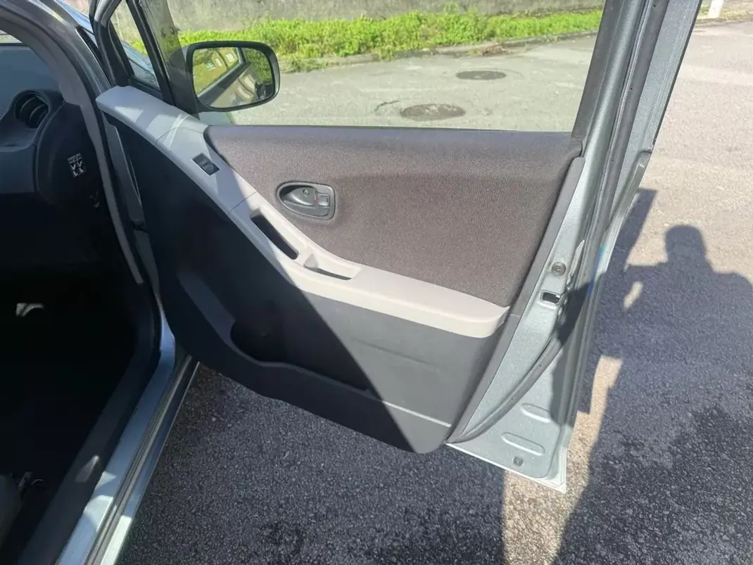 Toyota Yaris 2006 - 5650 EUR, 162000 km - AUTO.MOTO.pt - 162000km - foto 15 de 23