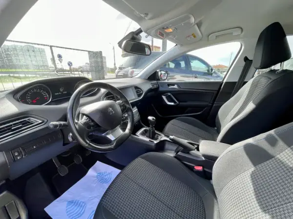 Peugeot 308 2020 - 13750 EUR, 62618 km - AUTO.MOTO.pt - 62618km - foto 9 de 26