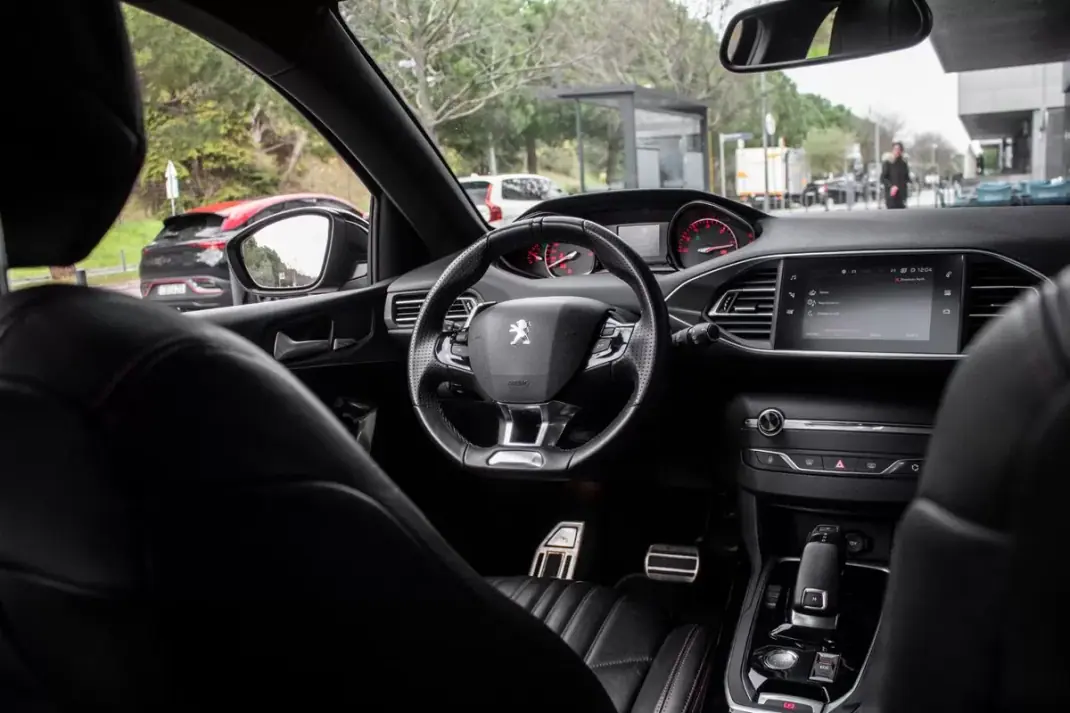 Peugeot 308 2020 - 17990 EUR, 142466 km - AUTO.MOTO.pt - 142466km - foto 34 de 45