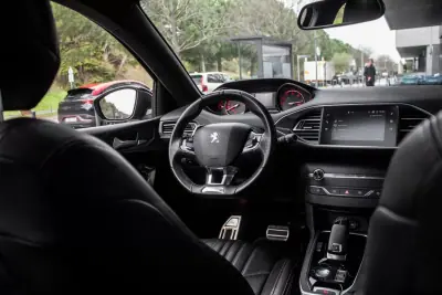 Peugeot 308 2020 - 17990 EUR, 142466 km - AUTO.MOTO.pt - 142466km - foto 34 de 45