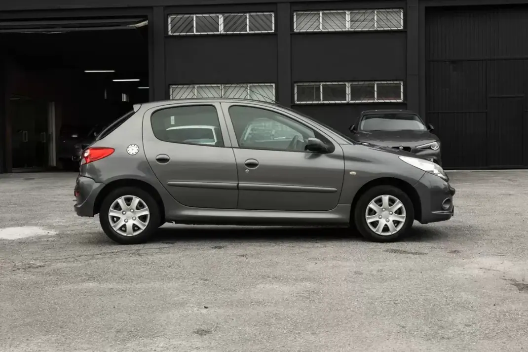 Peugeot 206 2010 - 5850 EUR, 96800 km - AUTO.MOTO.pt - 96800km - foto 2 de 19