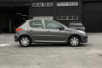 Peugeot 206 2010 - 5850 EUR, 96800 km - AUTO.MOTO.pt - 96800km - foto 2 de 19