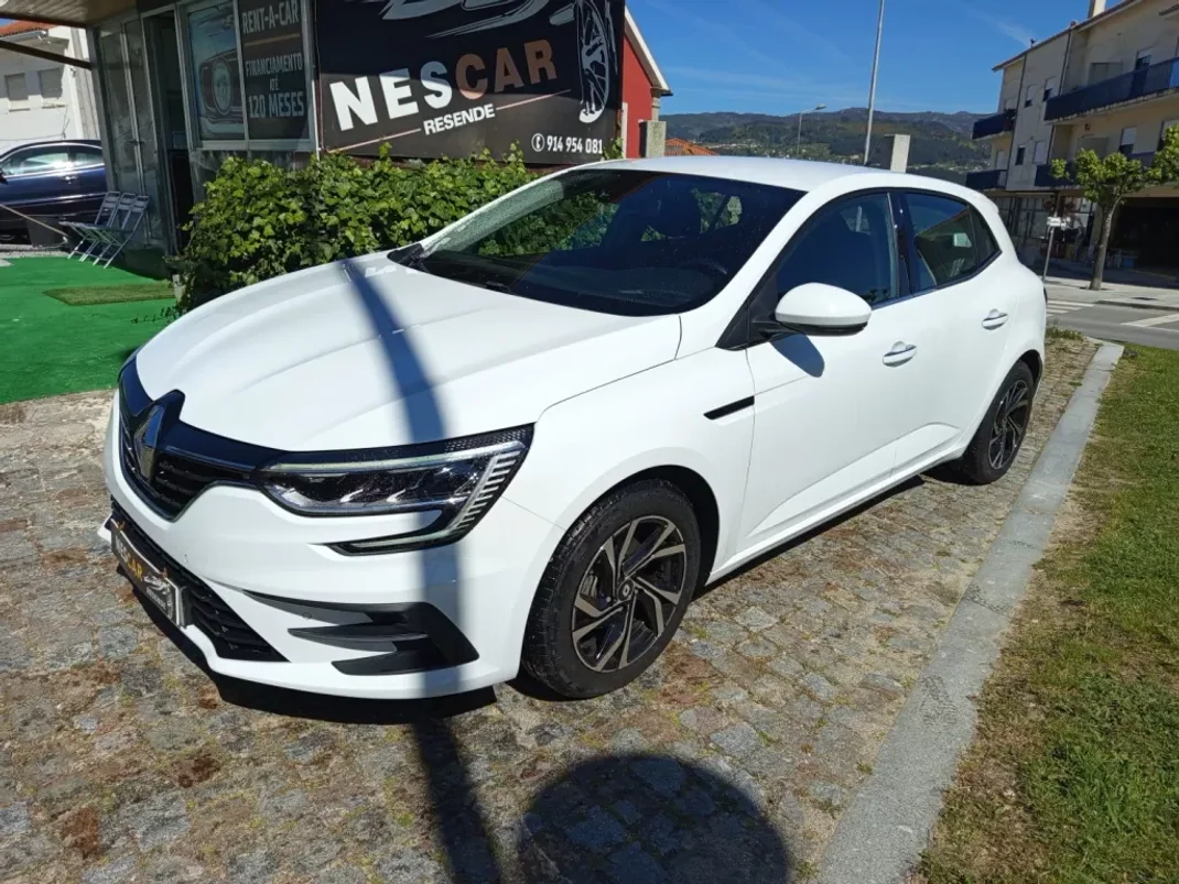 Renault Mégane 2020 - 17900 EUR, 127391 km - AUTO.MOTO.pt - 127391km - foto 2 de 11